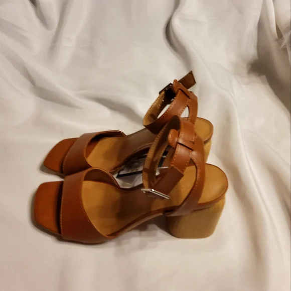 Women's Lauren Heels - Universal Thread" Brown - Picture 7 of 8